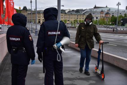 Москва.  Прохожий в респираторе во время  воздушного парада Победы в Москве.