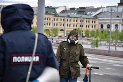 Москва.  Прохожий в респираторе во время  воздушного парада Победы в Москве.