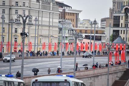 Москва. Зрители на Большом Москворецком мосту во  время  воздушного парада Победы в Москве.