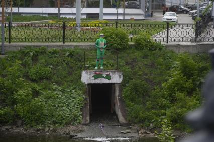 Екатеринбург. Мужчина в костюме черепашки-ниндзя Донателло у ливневого стока в реку Исеть, оформленного как логово Черепашек-ниндзя и ставшего в городе знаковым местом.