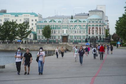 Екатеринбург. Горожане гуляют на набережной реки Исеть, во время режима самоизоляции введеного для нераспространения новой коронавирусной инфекции COVID-19