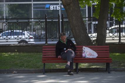 Екатеринбург. Горожане во время режима самоизоляции введеного для нераспространения новой коронавирусной инфекции COVID-19