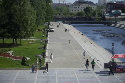 Екатеринбург. Горожане катаются на велосипедах историческом сквере, во время режима самоизоляции введеного для нераспространения новой коронавирусной инфекции COVID-19