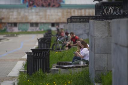 Екатеринбург. Горожане гуляют в историческом сквере, во время режима самоизоляции введеного для нераспространения новой коронавирусной инфекции COVID-19