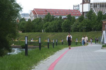 Екатеринбург. Горожане гуляют на набережной реки Исеть,  во время режима самоизоляции введеного для нераспространения новой коронавирусной инфекции COVID-19