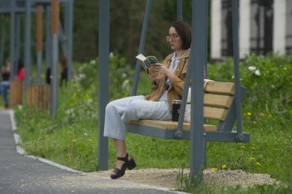 Екатеринбург. Горожане гуляют на набережной реки Исеть,  во время режима самоизоляции введеного для нераспространения новой коронавирусной инфекции COVID-19