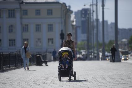 Екатеринбург. Горожане во время режима самоизоляции введеного для нераспространения новой коронавирусной инфекции COVID-19