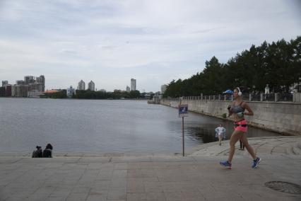 Екатеринбург. Горожане гуляют на набережной реки Исеть, во время режима самоизоляции введеного для нераспространения новой коронавирусной инфекции COVID-19