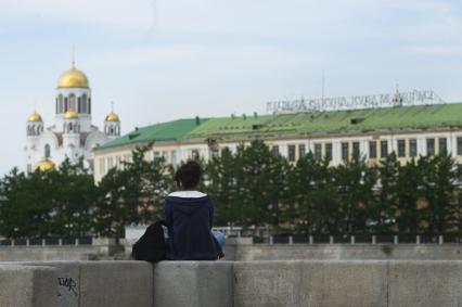 Екатеринбург. Горожане гуляют на набережной реки Исеть, во время режима самоизоляции введеного для нераспространения новой коронавирусной инфекции COVID-19