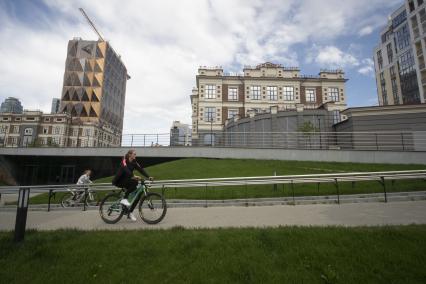 Екатеринбург. Горожане гуляют на набережной реки Исеть,  во время режима самоизоляции введеного для нераспространения новой коронавирусной инфекции COVID-19