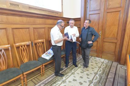Санкт-Петербург. Корреспондент `Комсомольской правды` Александр Гамов, губернатор Санкт-Петербурга Александр Беглов и фотокорреспондент `Комсомольской правды` Владимир Веленгурин (слева направо).