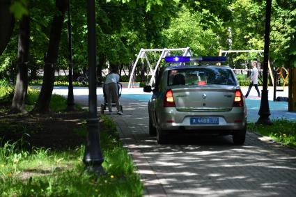 Москва. Полицейская машина в парке.