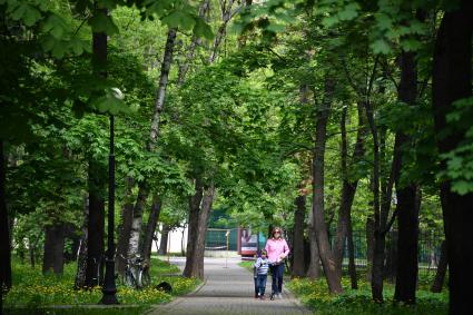 Москва. Посетители гуляют на  территории парка.