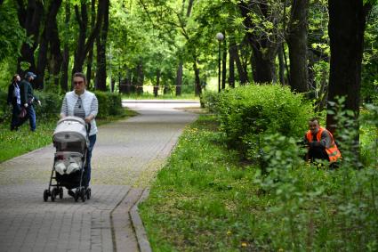 Москва. Посетители гуляют на  территории парка.