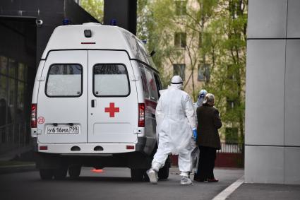 Москва. Автомобиль скорой помощи у ФГБУ `НМИЦ эндокринологии` Минздрава России.