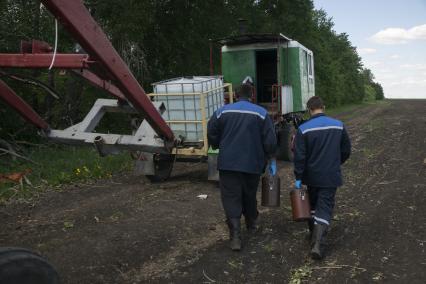 Свердловская область. Посевная кампания в условиях особого режима, введеного для нераспространения COVID. Обеденный перерыв механизаторов в вполе