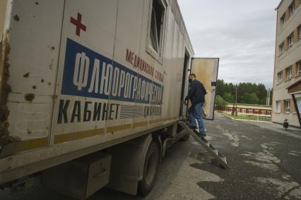 Свердловская область. Окружной сборный пункт (ОСП).  Во время призывной кампании, для нераспространения новой коронавирусной инфекции COVID-19 на территории ОСП введен особый противоэпидемический режим. На фото: призывники в очереди на флюорографию