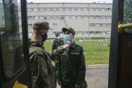 Свердловская область. Окружной сборный пункт (ОСП).  Во время призывной кампании, для нераспространения новой коронавирусной инфекции COVID-19 на территории ОСП введен особый противоэпидемический режим. На фото: измерение температуры тела у призывника перед отправкой в войска