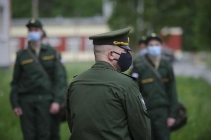 Свердловская область. Окружной сборный пункт (ОСП).  Во время призывной кампании, для нераспространения новой коронавирусной инфекции COVID-19 на территории ОСП введен особый противоэпидемический режим. На фото: военнослужащие в медицинских масках перед отправкой в войска