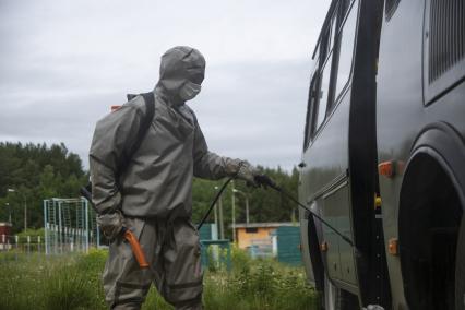 Свердловская область. Окружной сборный пункт (ОСП). Во время призывной кампании, для нераспространения новой коронавирусной инфекции COVID-19 на территории ОСП введен особый противоэпидемический режим. На фото: военнослужащий проводит дезинфекцию автобуса перевозящего призывников