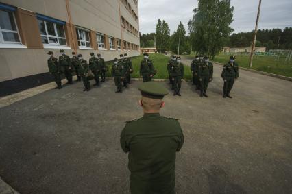 Свердловская область. Окружной сборный пункт (ОСП).  Во время призывной кампании, для нераспространения новой коронавирусной инфекции COVID-19 на территории ОСП введен особый противоэпидемический режим. На фото: военнослужащие в медицинских масках перед отправкой в войска