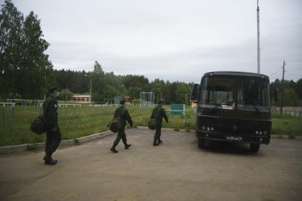 Свердловская область. Окружной сборный пункт (ОСП).  Во время призывной кампании, для нераспространения новой коронавирусной инфекции COVID-19 на территории ОСП введен особый противоэпидемический режим. На фото: военнослужащие в медицинских масках перед отправкой в войска