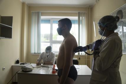 Свердловская область. Окружной сборный пункт (ОСП). Во время призывной кампании, для нераспространения новой коронавирусной инфекции COVID-19 на территории ОСП введен особый противоэпидемический режим. На фото: призывник во время медосмотра