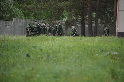 Свердловская область. Окружной сборный пункт (ОСП).  Во время призывной кампании, для нераспространения новой коронавирусной инфекции COVID-19 на территории ОСП введен особый противоэпидемический режим. На фото: военнослужащие в медицинских масках перед отправкой в войска