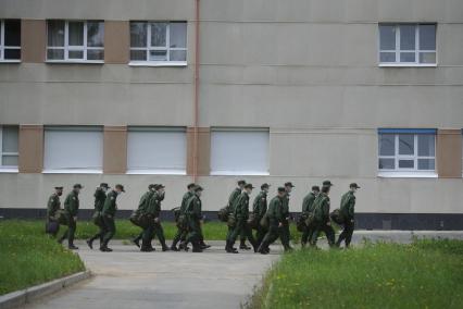 Свердловская область. Окружной сборный пункт (ОСП).  Во время призывной кампании, для нераспространения новой коронавирусной инфекции COVID-19 на территории ОСП введен особый противоэпидемический режим. На фото: военнослужащие в медицинских масках перед отправкой в войска