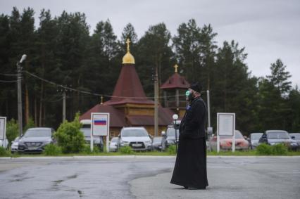 Свердловская область. Окружной сборный пункт (ОСП).  Во время призывной кампании, для нераспространения новой коронавирусной инфекции COVID-19 на территории ОСП введен особый противоэпидемический режим. На фото: священник у пункта экспресстестивания на COVID-19