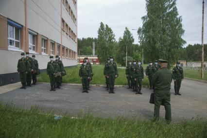 Свердловская область. Окружной сборный пункт (ОСП).  Во время призывной кампании, для нераспространения новой коронавирусной инфекции COVID-19 на территории ОСП введен особый противоэпидемический режим. На фото: военнослужащие в медицинских масках перед отправкой в войска