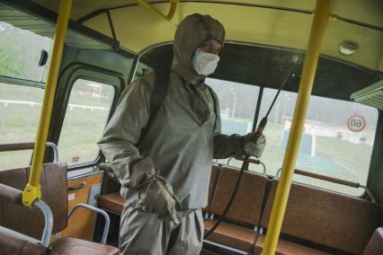 Свердловская область. Окружной сборный пункт (ОСП). Во время призывной кампании, для нераспространения новой коронавирусной инфекции COVID-19 на территории ОСП введен особый противоэпидемический режим. На фото: военнослужащий проводит дезинфекцию автобуса перевозящего призывников