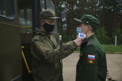 Свердловская область. Окружной сборный пункт (ОСП).  Во время призывной кампании, для нераспространения новой коронавирусной инфекции COVID-19 на территории ОСП введен особый противоэпидемический режим. На фото: измерение температуры тела у призывника перед отправкой в войска