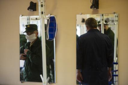 Свердловская область. Окружной сборный пункт (ОСП). Во время призывной кампании, для нераспространения новой коронавирусной инфекции COVID-19 на территории ОСП введен особый противоэпидемический режим. На фото: призывники переодеваются в военную форму