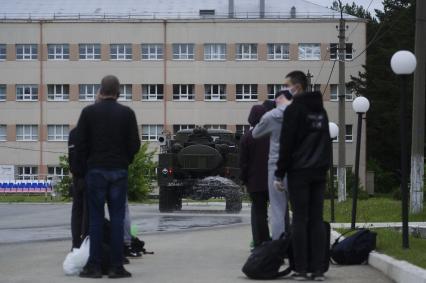 Свердловская область. Окружной сборный пункт (ОСП).  Во время призывной кампании, для нераспространения новой коронавирусной инфекции COVID-19 на территории ОСП введен особый противоэпидемический режим. На фото: дезинфекция территории ОСП