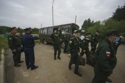 Свердловская область. Окружной сборный пункт (ОСП).  Во время призывной кампании, для нераспространения новой коронавирусной инфекции COVID-19 на территории ОСП введен особый противоэпидемический режим. На фото: военнослужащие в медицинских масках перед отправкой в войска