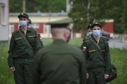 Свердловская область. Окружной сборный пункт (ОСП).  Во время призывной кампании, для нераспространения новой коронавирусной инфекции COVID-19 на территории ОСП введен особый противоэпидемический режим. На фото: военнослужащие в медицинских масках перед отправкой в войска