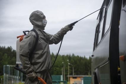 Свердловская область. Окружной сборный пункт (ОСП).  Во время призывной кампании, для нераспространения новой коронавирусной инфекции COVID-19 на территории ОСП введен особый противоэпидемический режим. На фото: военнослужащий проводит дезинфекцию автобуса перевозящего призывников