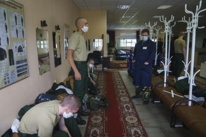 Свердловская область. Окружной сборный пункт (ОСП).  Во время призывной кампании, для нераспространения новой коронавирусной инфекции COVID-19 на территории ОСП введен особый противоэпидемический режим. На фото: призывники переодеваются в военную форму