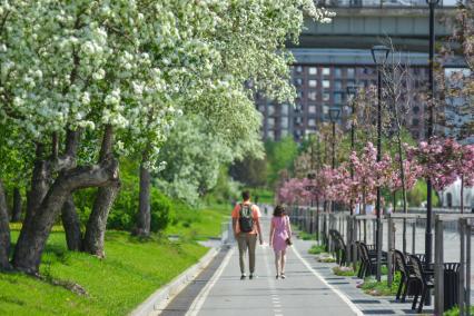 Новосибирск.  Прохожие на Михайловской набережной.