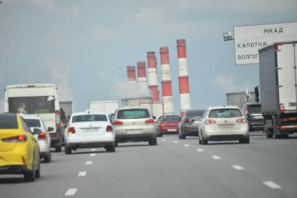 Москва.  Автомобильное движение на МКАДе.