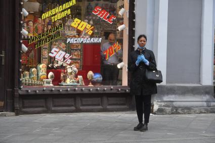 Москва.  Прохожие на Никольской улице.