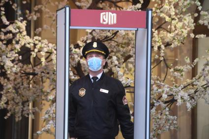 Москва. Охранник в медицинской маске у дверей магазина ГУМ , где возобновлена торговля в рамках очередного этапа отмены ограничений, введенных из-за коронавируса.