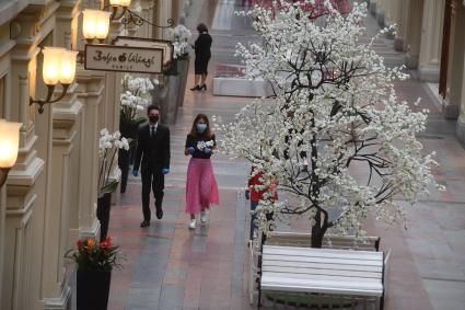 Москва. Посетители в медицинских масках в  ГУМ  , где возобновлена торговля  в рамках очередного этапа отмены ограничений, введенных из-за коронавируса.