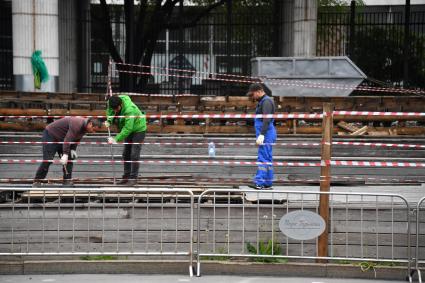 Москва.  Ремонтные работы на территории Парка Горького.