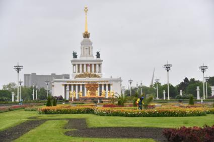Москва. Вид на территорию ВДНХ , открывшегося для посещений в рамках второго этапа снятия ограничений в Москве, введенных для предотвращения распространения коронавируса.