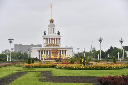 Москва. Вид на территорию ВДНХ , открывшегося  для посещений в рамках второго этапа снятия ограничений в Москве, введенных для предотвращения распространения коронавируса.