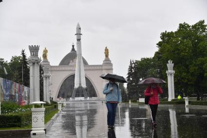 Москва. Прохожие гуляют на территории ВДНХ , открывшегося для посещений в рамках второго этапа снятия ограничений в Москве, введенных для предотвращения распространения коронавируса.