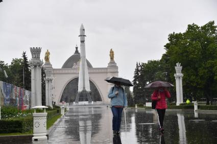 Москва. Прохожие гуляют на территории  ВДНХ , открывшегося  для посещений в рамках второго этапа снятия ограничений в Москве, введенных для предотвращения распространения коронавируса.