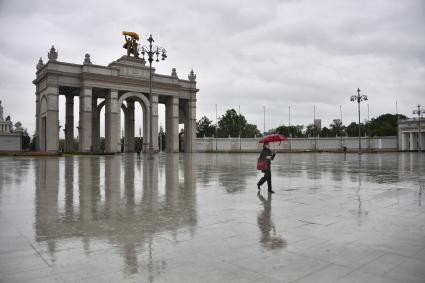 Москва. Прохожие у центрального входа  ВДНХ , открывшегося  для посещений в рамках второго этапа снятия ограничений в Москве, введенных для предотвращения распространения коронавируса.